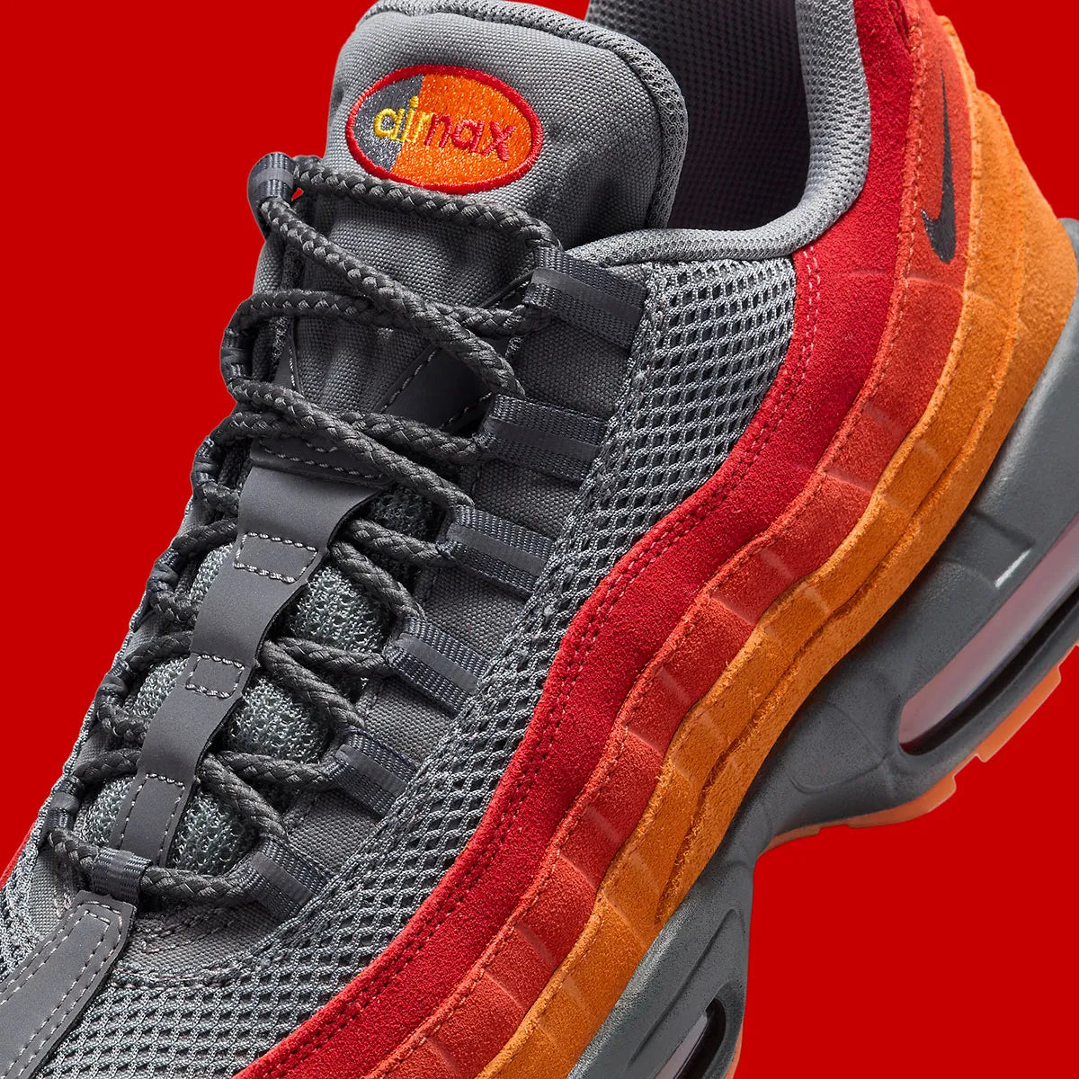 Sneakers Nike Air Max 95 Premium Atlanta noires et rouges en matières premium avec amorti Air Max visible et design iconique. Zoom avant 
