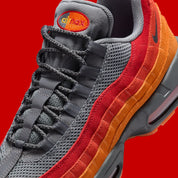 Sneakers Nike Air Max 95 Premium Atlanta noires et rouges en matières premium avec amorti Air Max visible et design iconique. Zoom avant 