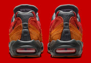 Sneakers Nike Air Max 95 Premium Atlanta noires et rouges en matières premium avec amorti Air Max visible et design iconique. Vue de derrière 