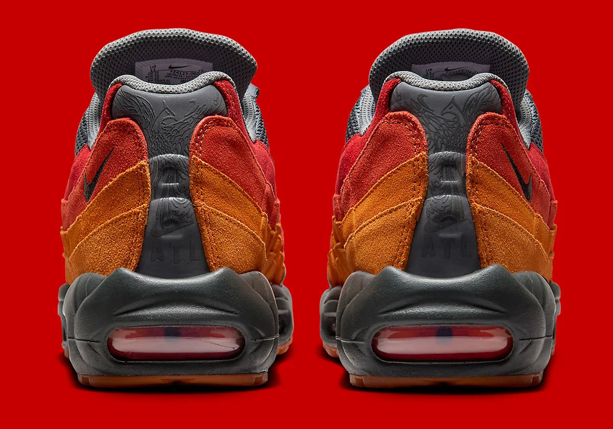 Sneakers Nike Air Max 95 Premium Atlanta noires et rouges en matières premium avec amorti Air Max visible et design iconique. Vue de derrière 