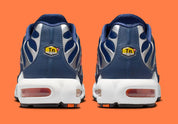 Nike Air Max Plus Syracuse bleu marine avec cage TPU gris argenté, Swoosh orange et unités Tuned Air visibles vue de derrière. 