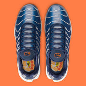 Nike Air Max Plus Syracuse bleu marine avec cage TPU gris argenté, Swoosh orange et unités Tuned Air visibles vue du dessus. 
