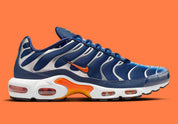 Nike Air Max Plus Syracuse bleu marine avec cage TPU gris argenté, Swoosh orange et unités Tuned Air visibles vue de profil. 
