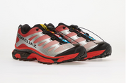 Découvrez la Salomon XT-4 OG Silver Black Fiery Red, une sneaker trail iconique équipée des technologies ACS, Quicklace™, SensiFit™ et Contagrip® pour un confort et une adhérence remarquables.