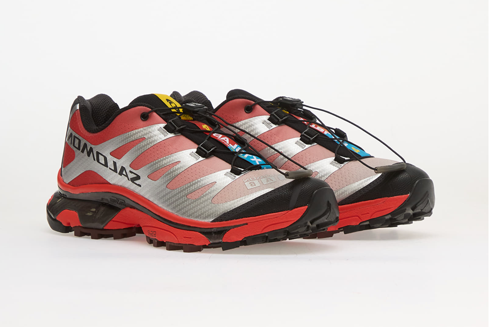Découvrez la Salomon XT-4 OG Silver Black Fiery Red, une sneaker trail iconique équipée des technologies ACS, Quicklace™, SensiFit™ et Contagrip® pour un confort et une adhérence remarquables.