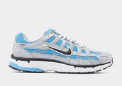 Nike P-6000 Aquarius Blue bleu clair avec tige en mesh, empiècements Metallic Silver, Swoosh noir et semelle running rétro.