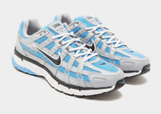 Nike P-6000 Aquarius Blue bleu clair avec tige en mesh, empiècements Metallic Silver, Swoosh noir et semelle running rétro.