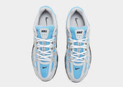 Nike P-6000 Aquarius Blue bleu clair avec tige en mesh, empiècements Metallic Silver, Swoosh noir et semelle running rétro.