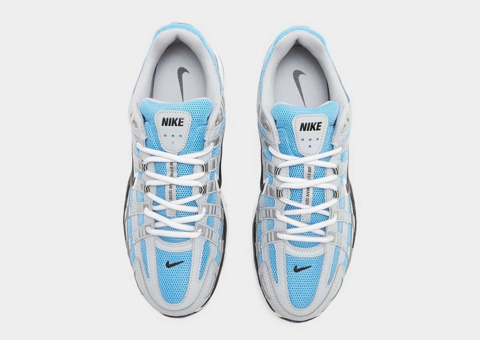 Nike P-6000 Aquarius Blue bleu clair avec tige en mesh, empiècements Metallic Silver, Swoosh noir et semelle running rétro.