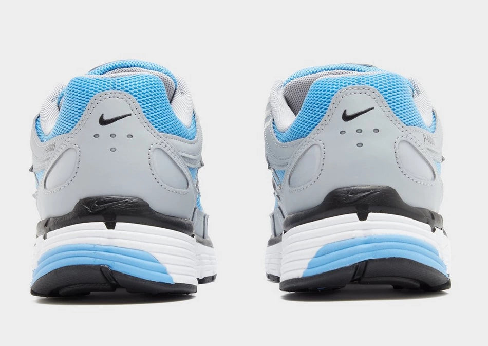 Nike P-6000 Aquarius Blue bleu clair avec tige en mesh, empiècements Metallic Silver, Swoosh noir et semelle running rétro.