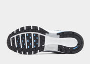 Nike P-6000 Aquarius Blue bleu clair avec tige en mesh, empiècements Metallic Silver, Swoosh noir et semelle running rétro.