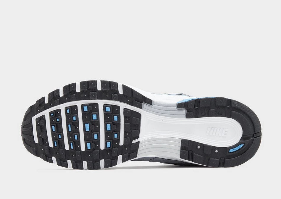 Nike P-6000 Aquarius Blue bleu clair avec tige en mesh, empiècements Metallic Silver, Swoosh noir et semelle running rétro.