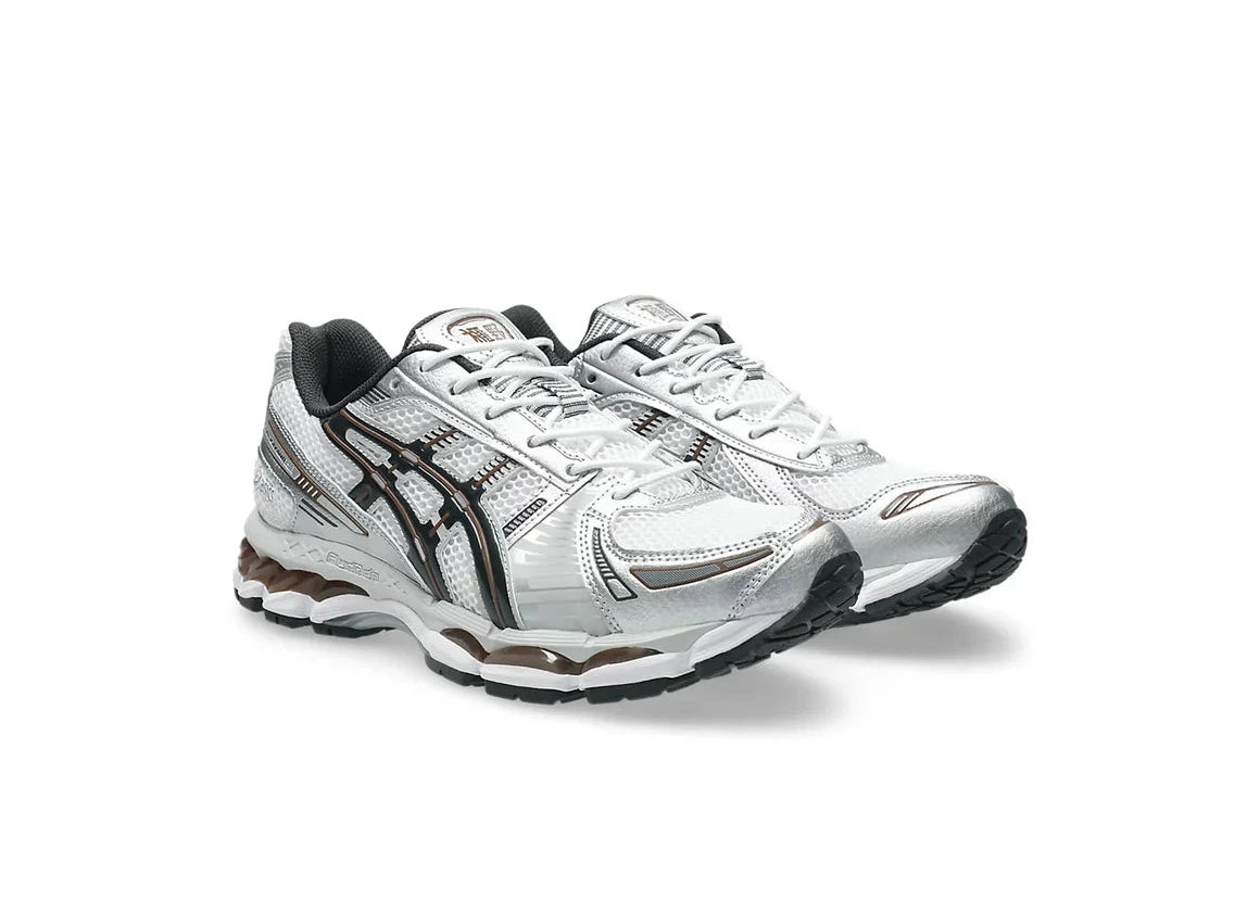 ASICS GEL-KAYANO 12.1 blanche, gris graphite et brune, avec tige en mesh respirant, empiècements synthétiques, amorti GEL et semelle extérieure en caoutchouc.