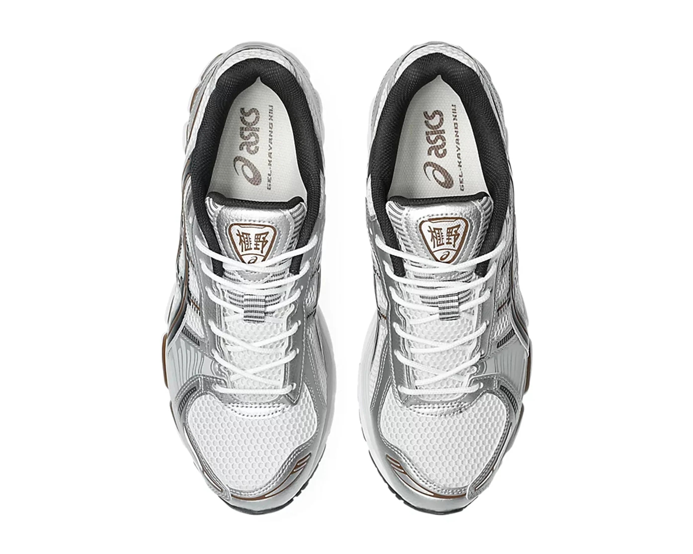 ASICS GEL-KAYANO 12.1 blanche, gris graphite et brune, avec tige en mesh respirant, empiècements synthétiques, amorti GEL et semelle extérieure en caoutchouc.