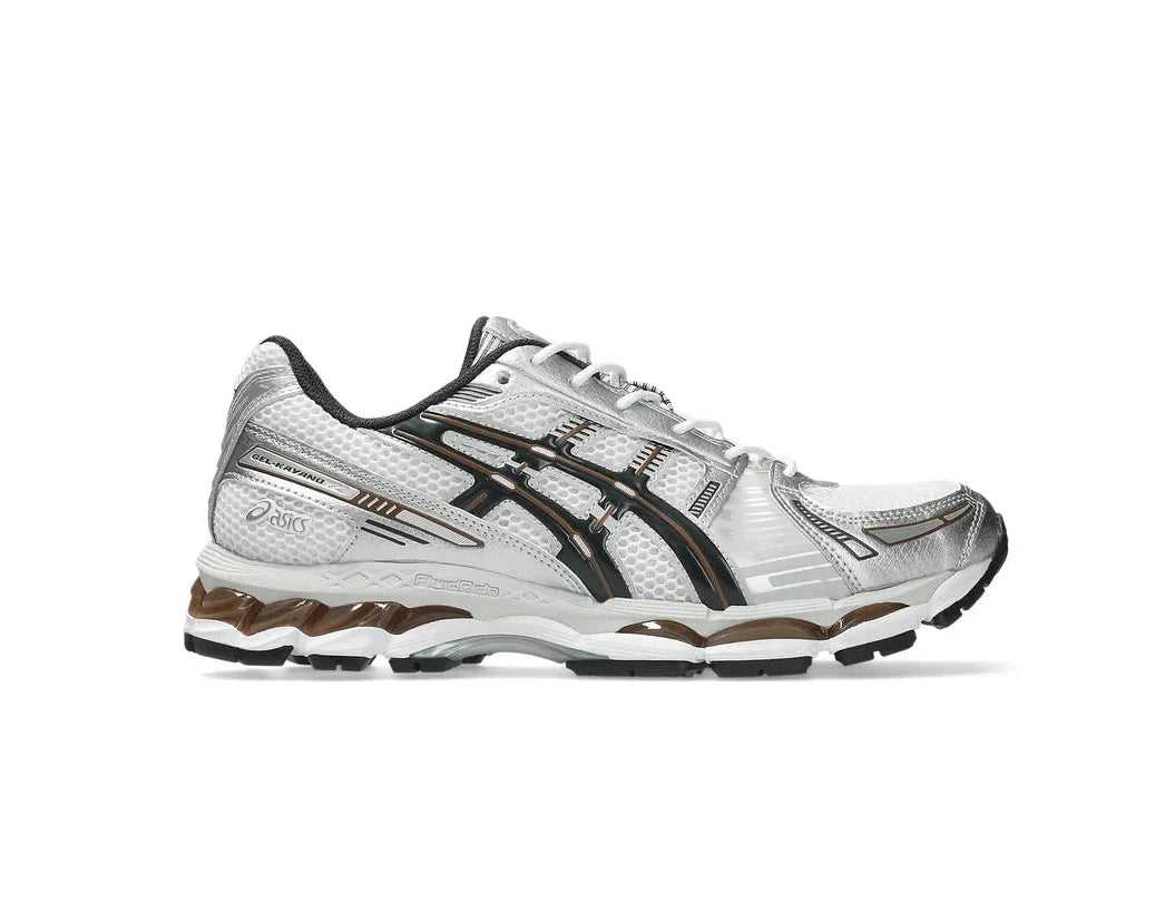 ASICS GEL-KAYANO 12.1 blanche, gris graphite et brune, avec tige en mesh respirant, empiècements synthétiques, amorti GEL et semelle extérieure en caoutchouc.