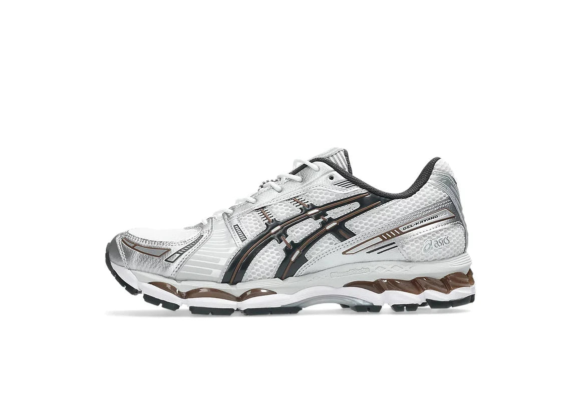 ASICS GEL-KAYANO 12.1 blanche, gris graphite et brune, avec tige en mesh respirant, empiècements synthétiques, amorti GEL et semelle extérieure en caoutchouc.
