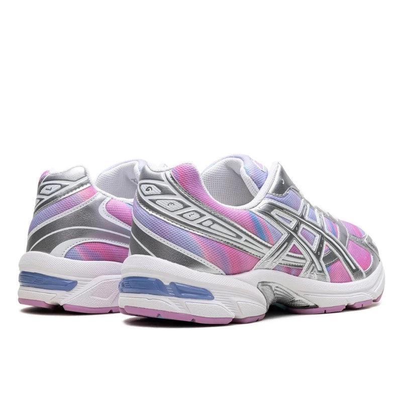 ASICS GEL 1130 VIOLET ET ROSE Chaussure de running ASICS GEL 1130 VIOLET ET ROSE COULEUR ETE, rose, blanc, argenté, semelle légère, vue de 3/4 arrière