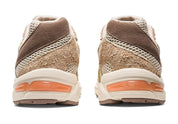 Baskets ASICS Gel-1130 coloris Birch Sand – chaussures en mesh respirant et cuir synthétique sable, beige, marron, orange, vue de dos 