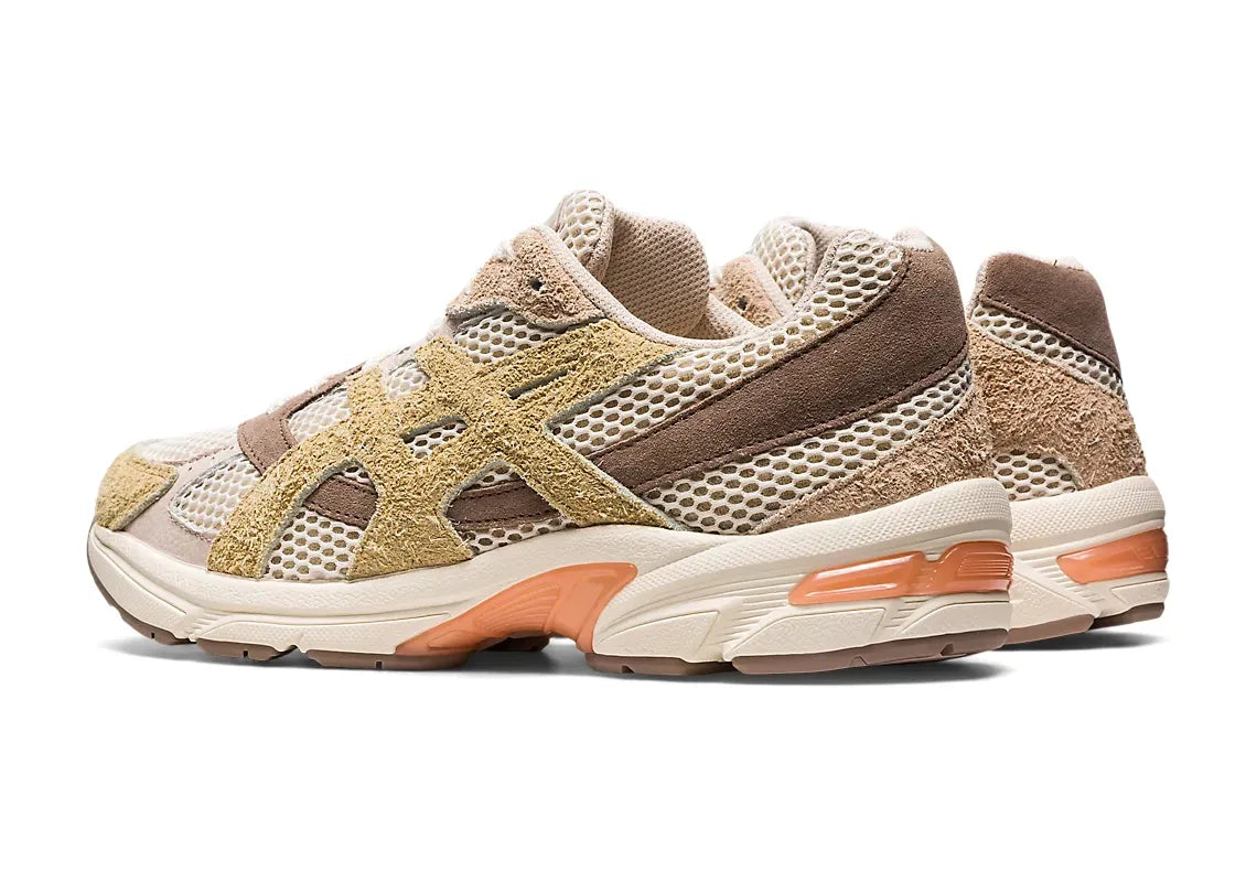 Baskets ASICS Gel-1130 coloris Birch Sand – chaussures en mesh respirant et cuir synthétique sable, beige, marron, orange, vue de dos 3/4