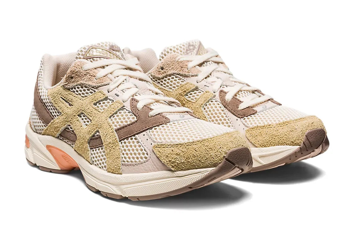 Baskets ASICS Gel-1130 coloris Birch Sand – chaussures en mesh respirant et cuir synthétique sable, beige, marron, orange, vue de 3/4