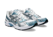ASICS Gel-1130 White Shark Skin – sneakers lifestyle et sportives avec amorti durable GEL, bleu et blanche avec matière doré, vue de face 3/4