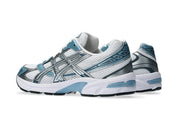 ASICS Gel-1130 White Shark Skin – sneakers lifestyle et sportives avec amorti durable GEL, bleu et blanche avec matière doré, vue de dos 3/4