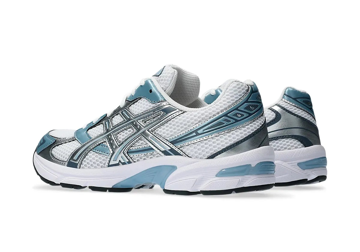 ASICS Gel-1130 White Shark Skin – sneakers lifestyle et sportives avec amorti durable GEL, bleu et blanche avec matière doré, vue de dos 3/4