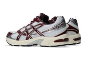 Chaussure running asics gel 1130 blanche et bordeaux, semelle légère, vue de dos  3/4