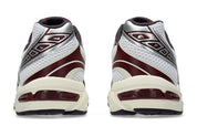Chaussure running asics gel 1130 blanche et bordeaux, semelle légère et confortable, vue de derrière