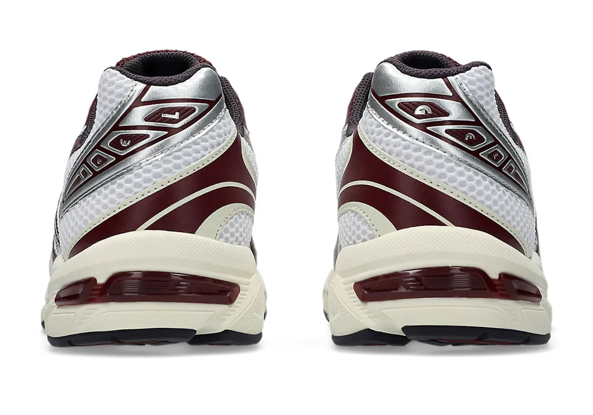 Chaussure running asics gel 1130 blanche et bordeaux, semelle légère et confortable, vue de derrière