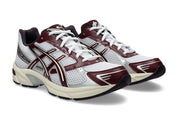 Chaussure running asics gel 1130 blanche et bordeaux, semelle légère et confortable, vue de 3/4