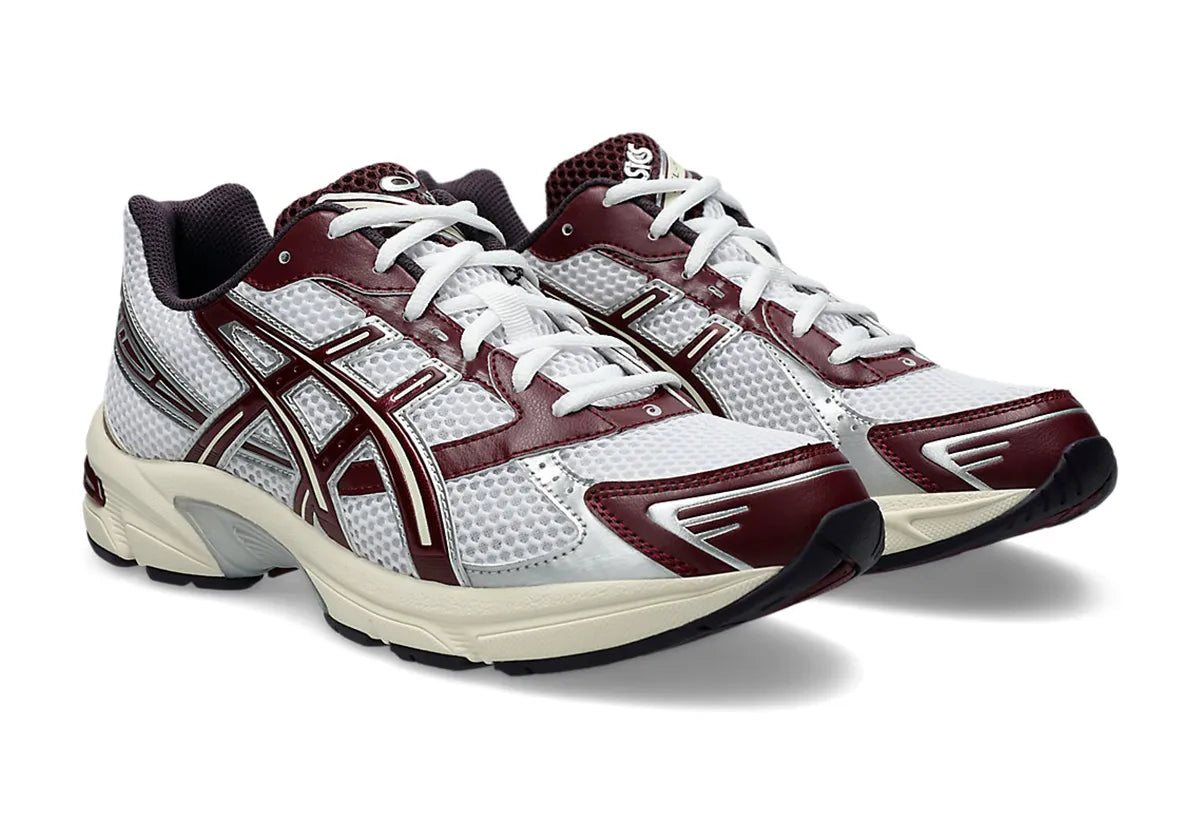 Chaussure running asics gel 1130 blanche et bordeaux, semelle légère et confortable, vue de 3/4