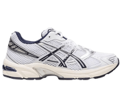 Image de la ASICS GEL-1130 White / Midnight : sneaker blanche avec détails bleu nuit Midnight, tige mesh/cuir, amorti GEL visible. (vue de profil)
