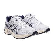 Image de la ASICS GEL-1130 White / Midnight : sneaker blanche avec détails bleu nuit Midnight, tige mesh/cuir, amorti GEL visible. (vue de 3/4)