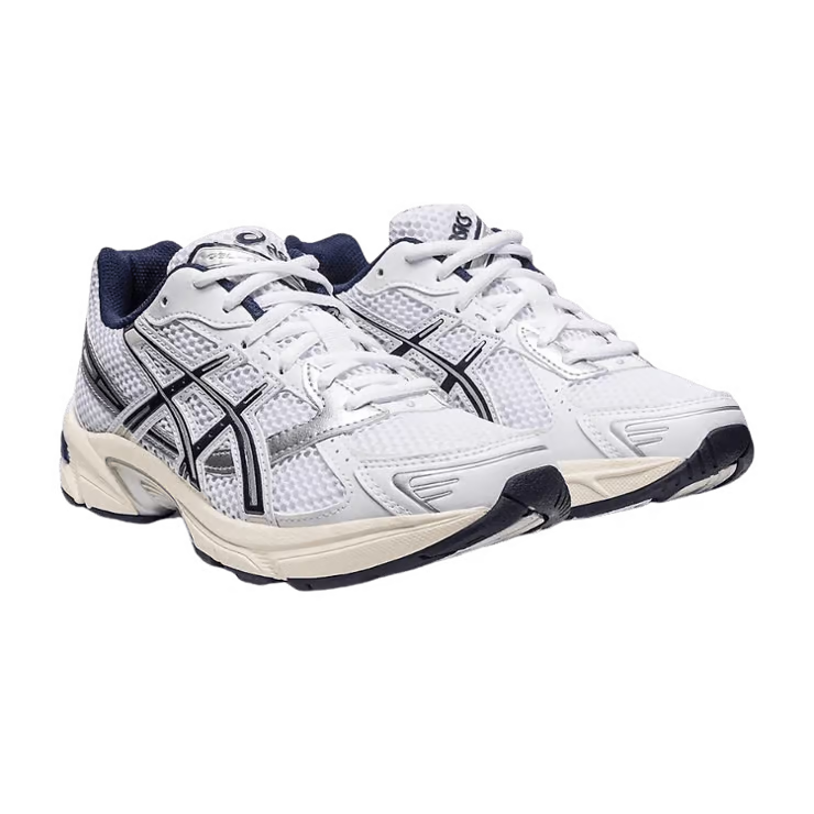 Image de la ASICS GEL-1130 White / Midnight : sneaker blanche avec détails bleu nuit Midnight, tige mesh/cuir, amorti GEL visible. (vue de 3/4)