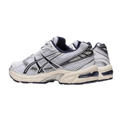 Image de la ASICS GEL-1130 White / Midnight : sneaker blanche avec détails bleu nuit Midnight, tige mesh/cuir, amorti GEL visible. (vue de 3/4 arrière)