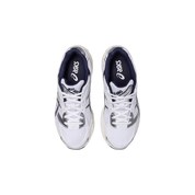 Image de la ASICS GEL-1130 White / Midnight : sneaker blanche avec détails bleu nuit Midnight, tige mesh/cuir, amorti GEL visible. (vue de dessus)