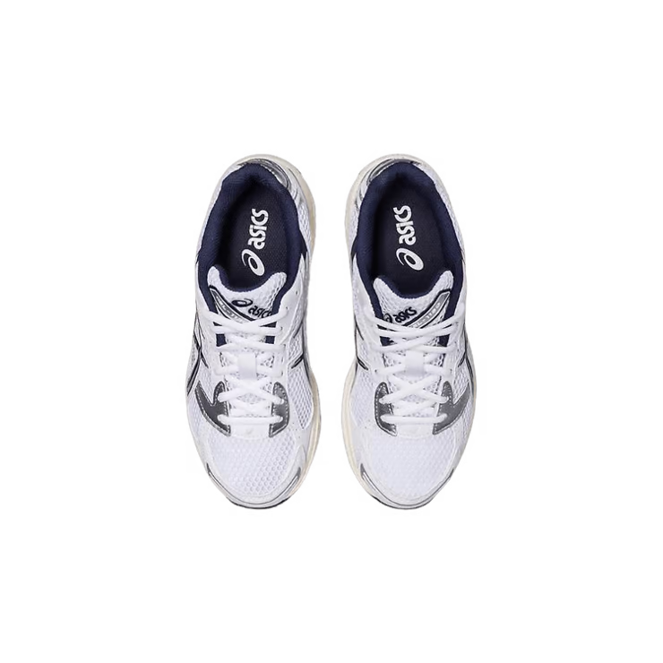 Image de la ASICS GEL-1130 White / Midnight : sneaker blanche avec détails bleu nuit Midnight, tige mesh/cuir, amorti GEL visible. (vue de dessus)