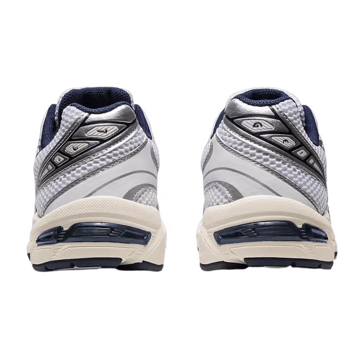 Image de la ASICS GEL-1130 White / Midnight : sneaker blanche avec détails bleu nuit Midnight, tige mesh/cuir, amorti GEL visible. (vue de derrière)