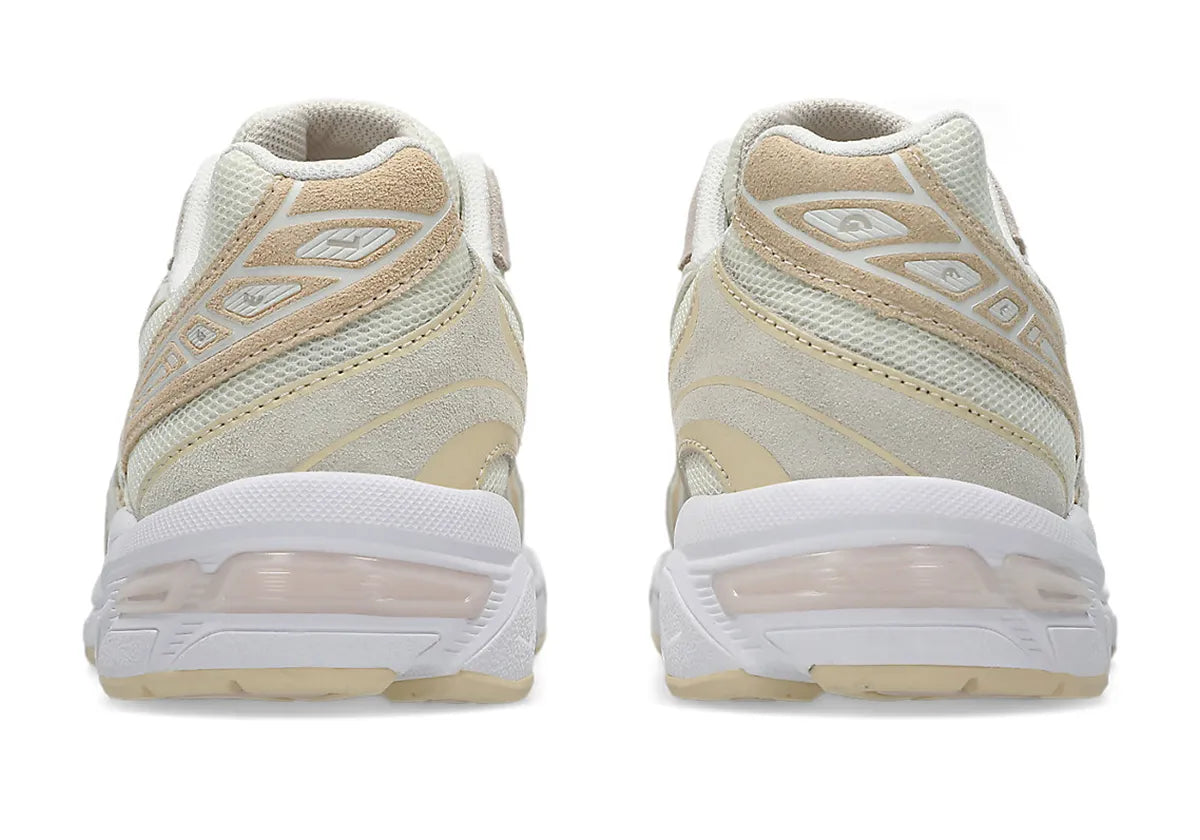 chaussure de runninng ASICS GEL 1130 BEIGE CREME , blanc , semelle confortable , vue de derrière