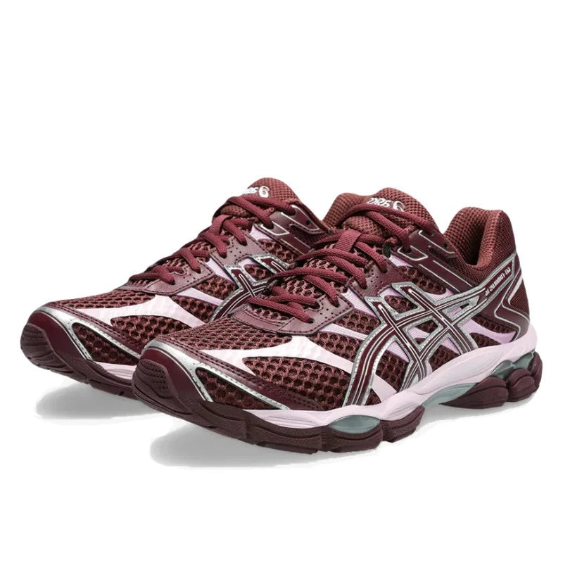 ASICS Gel-Cumulus 16 Burgundy Pink en mesh bordeaux avec détails roses, amorti GEL et silhouette rétro-running moderne.