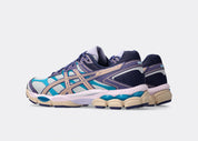 Sneaker ASICS Gel-Cumulus 16 Purple Cloud Grey Bisque en mesh gris avec détails violets et beige crème, amorti GEL et design rétro-running inspiré des années 2010.