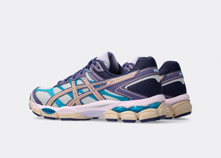 Sneaker ASICS Gel-Cumulus 16 Purple Cloud Grey Bisque en mesh gris avec détails violets et beige crème, amorti GEL et design rétro-running inspiré des années 2010.