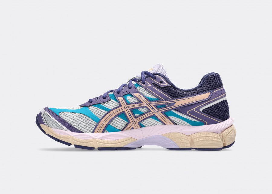 Sneaker ASICS Gel-Cumulus 16 Purple Cloud Grey Bisque en mesh gris avec détails violets et beige crème, amorti GEL et design rétro-running inspiré des années 2010.