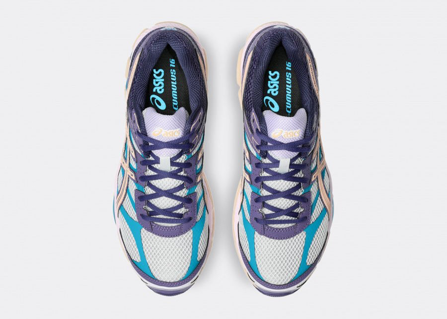 Sneaker ASICS Gel-Cumulus 16 Purple Cloud Grey Bisque en mesh gris avec détails violets et beige crème, amorti GEL et design rétro-running inspiré des années 2010.