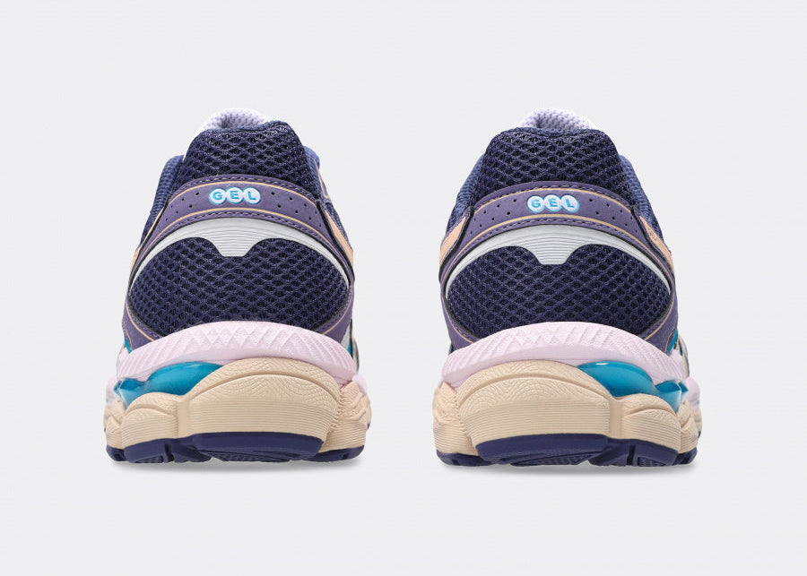 Sneaker ASICS Gel-Cumulus 16 Purple Cloud Grey Bisque en mesh gris avec détails violets et beige crème, amorti GEL et design rétro-running inspiré des années 2010.