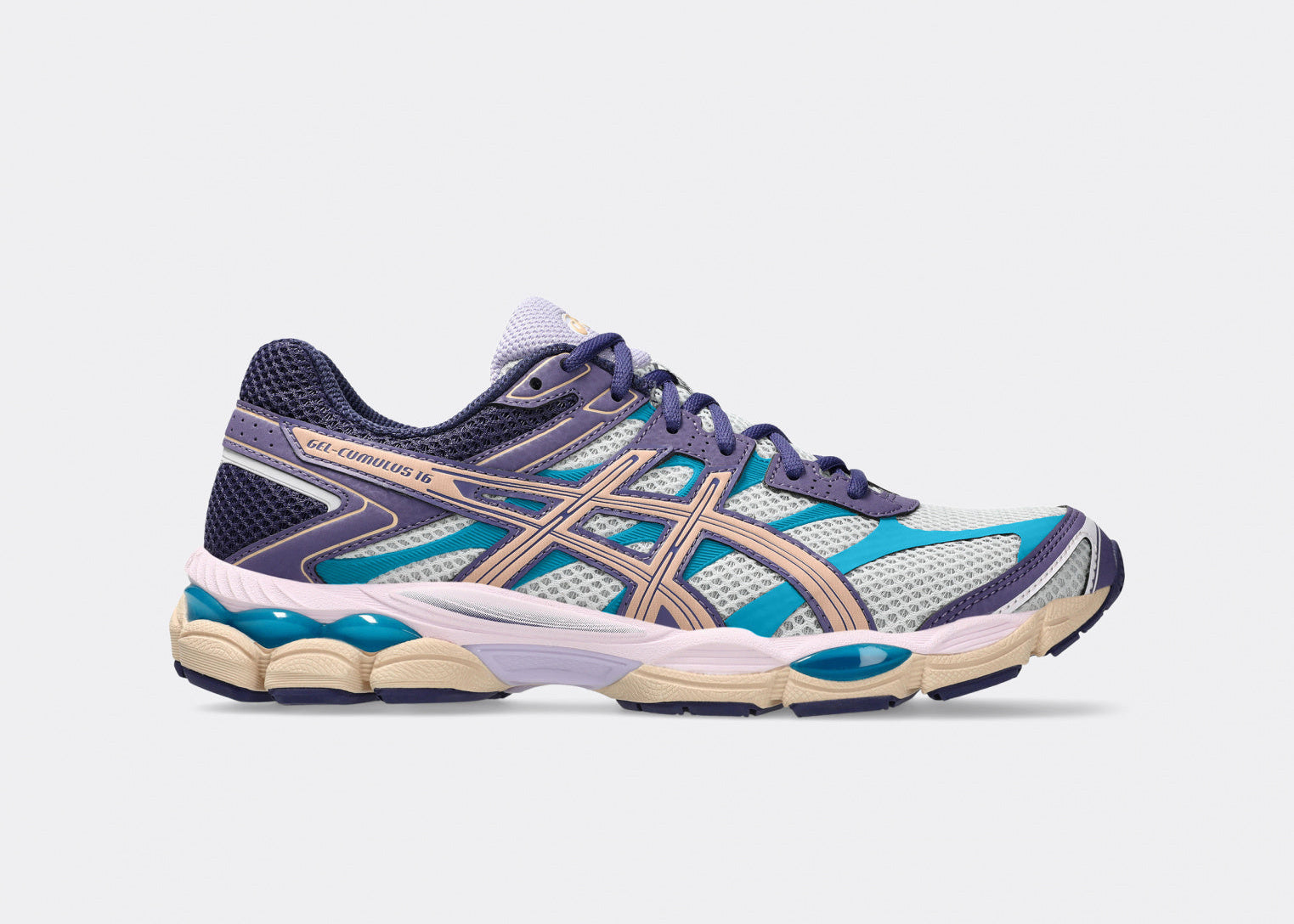 Sneaker ASICS Gel-Cumulus 16 Purple Cloud Grey Bisque en mesh gris avec détails violets et beige crème, amorti GEL et design rétro-running inspiré des années 2010.