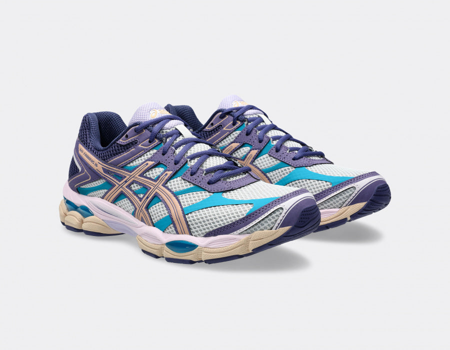 Sneaker ASICS Gel-Cumulus 16 Purple Cloud Grey Bisque en mesh gris avec détails violets et beige crème, amorti GEL et design rétro-running inspiré des années 2010.