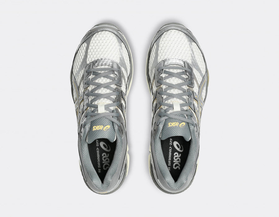 Sneaker ASICS Gel-Cumulus 16 Cream Clay Grey en mesh crème avec détails gris argile, amorti GEL et silhouette rétro-running premium.