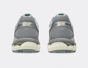 Sneaker ASICS Gel-Cumulus 16 Cream Clay Grey en mesh crème avec détails gris argile, amorti GEL et silhouette rétro-running premium.
